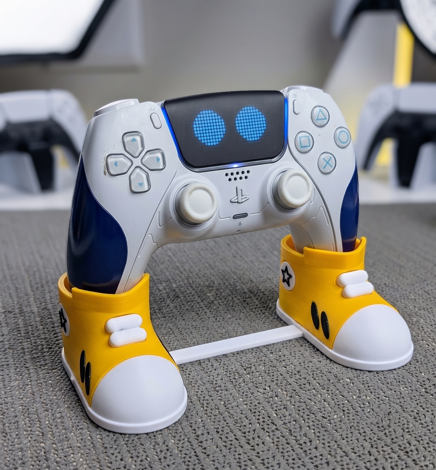 Sneaker Shoe PS5 Controller Holder – Novelty Gaming Desk Stand & Display Mount
