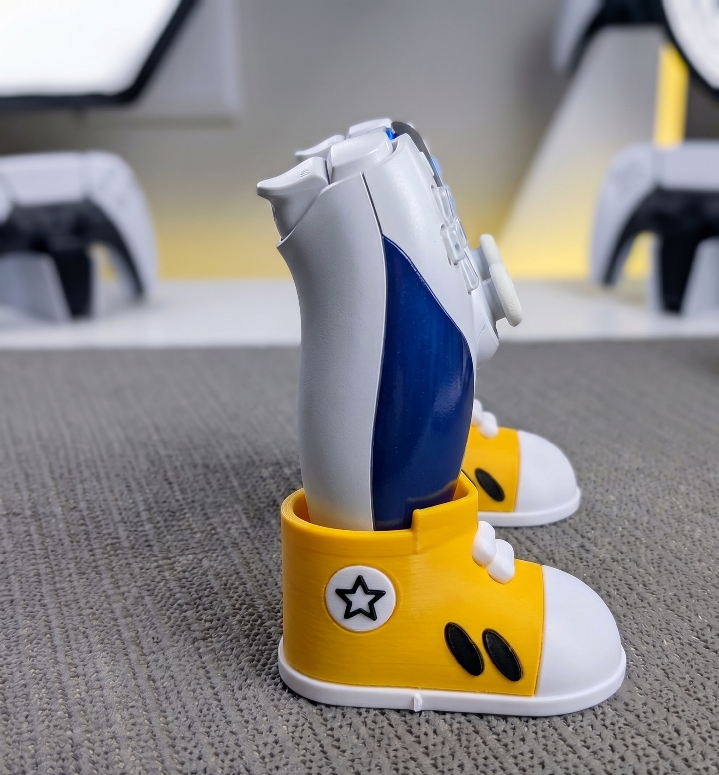 Sneaker Shoe PS5 Controller Holder – Novelty Gaming Desk Stand & Display Mount